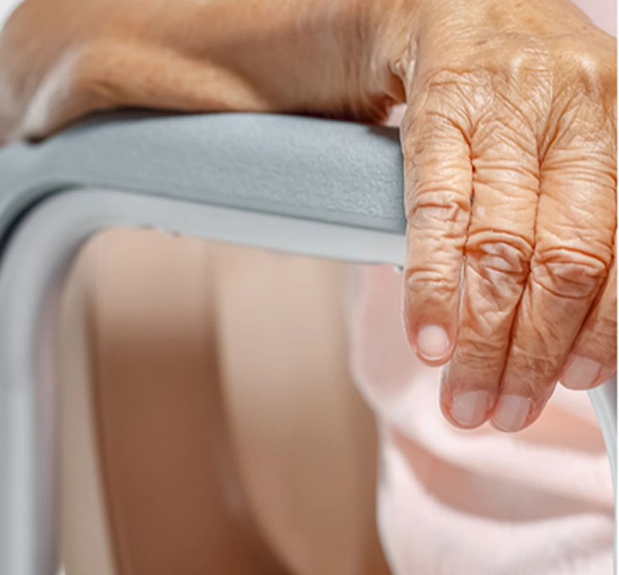 gros plan d'une personne âgée assise